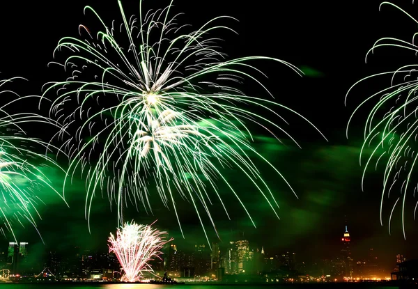 De 4 juli vuurwerk in nyc — Stockfoto