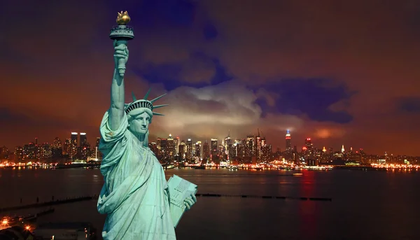 The Statue of Liberty and New York City — Stock Photo, Image