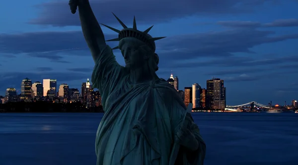 A Estátua da Liberdade e Manhattan Skyline — Fotografia de Stock