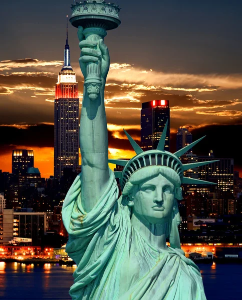 Freiheitsstatue und New York City — Stockfoto