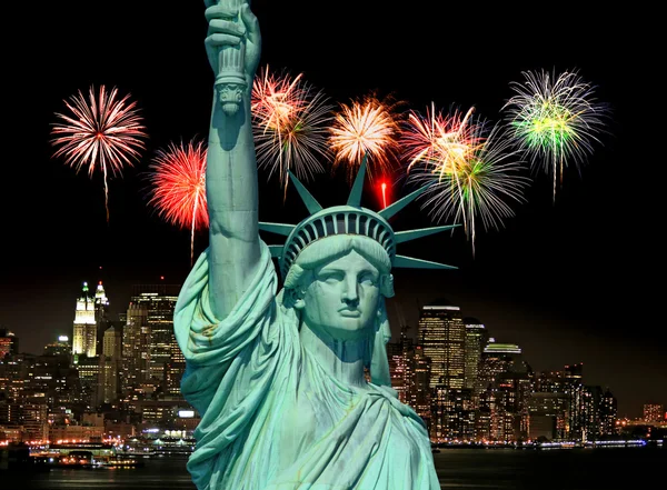 The Statue of Liberty and New York City — Stock Photo, Image