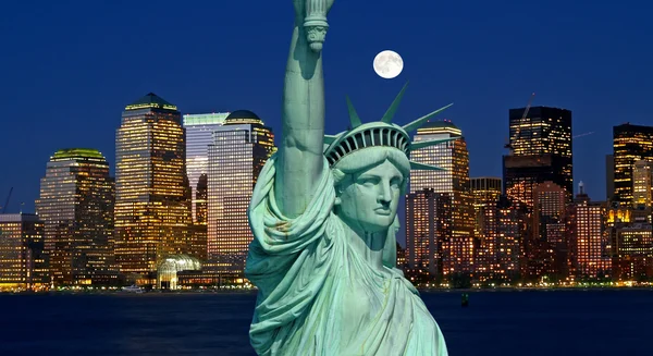 La Estatua de la Libertad y la Ciudad de Nueva York — Foto de Stock