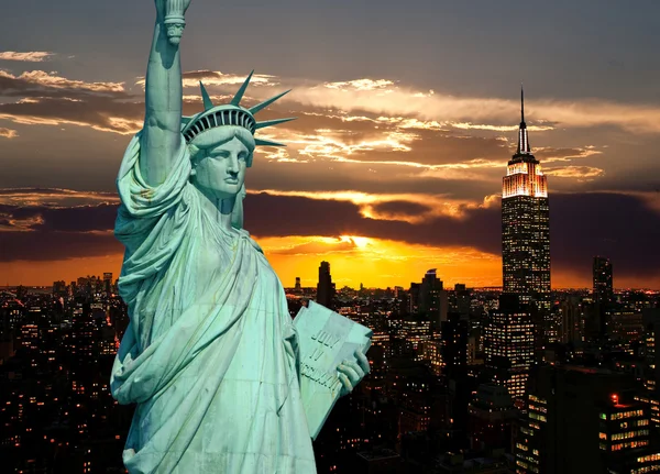 Statyn av frihet och new york city — Stockfoto