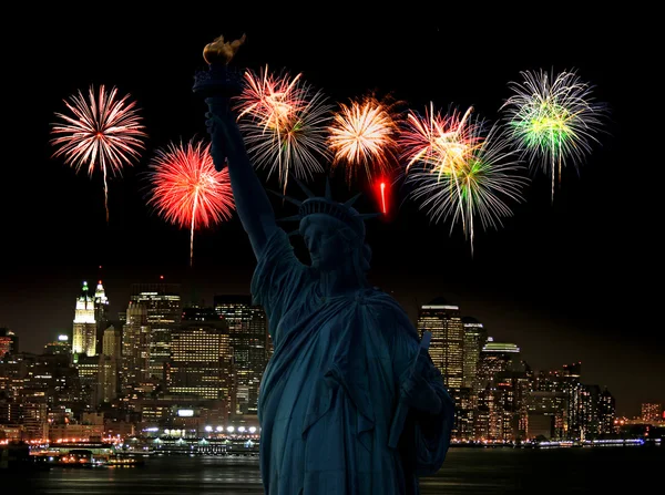 Freiheitsstatue und Skyline von Manhattan — Stockfoto