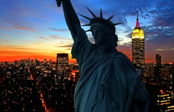 Freiheitsstatue und Skyline von Manhattan — Stockfoto