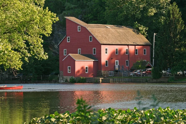 De rode molen — Stockfoto