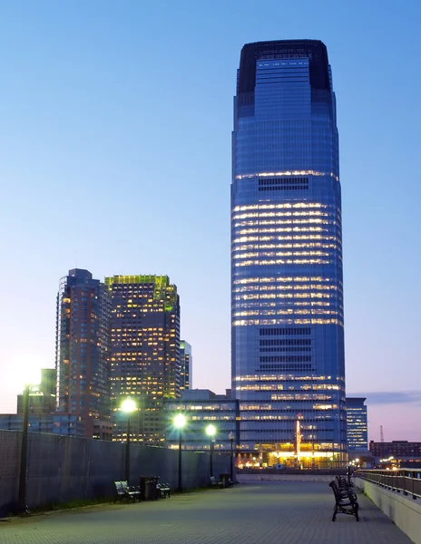 Edifício de escritórios de arranha-céus atravessa o rio Hudson em Nova Jersey — Fotografia de Stock
