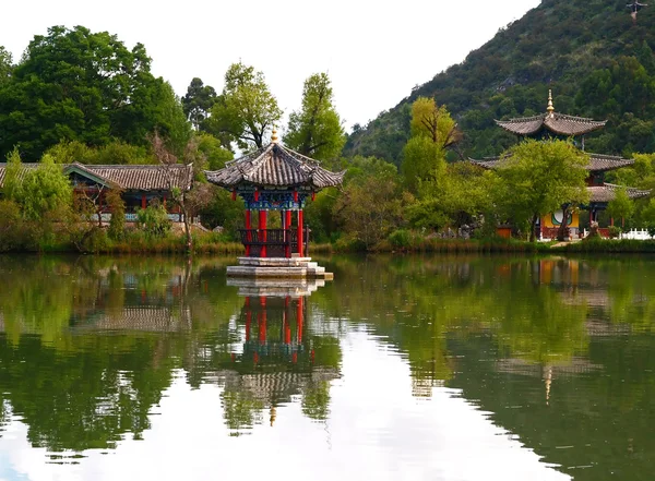Um parque paisagístico perto de Lijiang China — Fotografia de Stock
