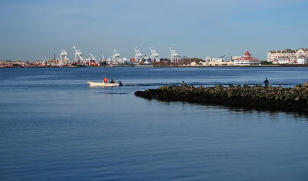 Las grúas en un puerto — Foto de Stock