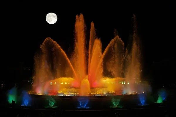 Die prachtvollen fontänen in der nacht in barcelona — Stockfoto