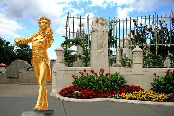 Pomnik Johanna Straussa w stadtpark — Zdjęcie stockowe