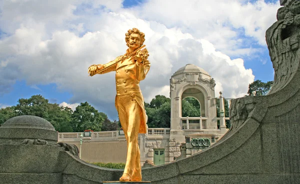 Pomnik Johanna Straussa w stadtpark — Zdjęcie stockowe