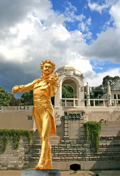 The Statue of Johann Strauss in stadtpark — Stock Photo, Image