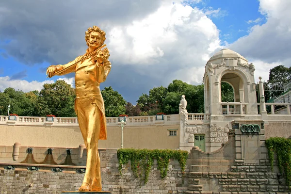 The Statue of Johann Strauss in stadtpark — Stock Photo, Image