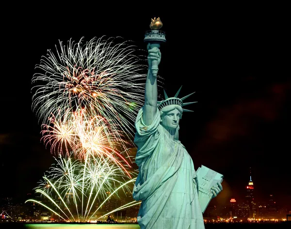 Estatua de la Libertad y fuegos artificiales del 4 de julio Imágenes de stock libres de derechos