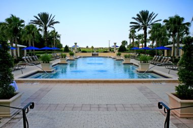Peyzaj ve havuz bir tatil
