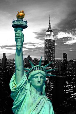 özgürlük ve new york şehir silüeti heykeli