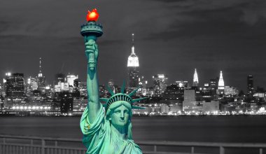 özgürlük ve new york şehir silüeti heykeli