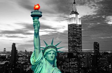 özgürlük ve new york şehir silüeti heykeli