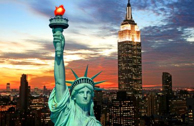 özgürlük ve new york şehir silüeti heykeli