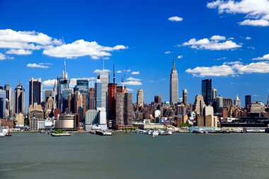 güneşli bir günde orta şehir manhattan skyline