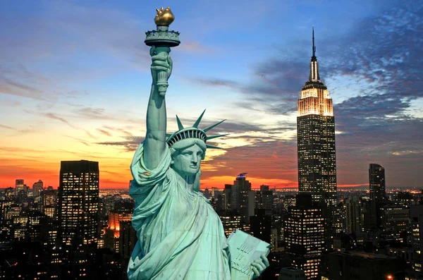 自由和纽约城市天际线的雕像 — 图库照片