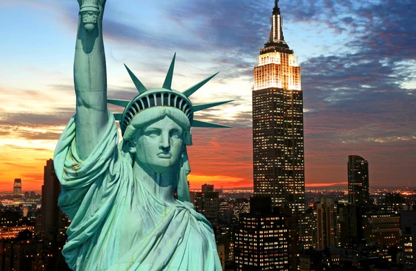 La Statua della Libertà e lo skyline di New York — Foto Stock