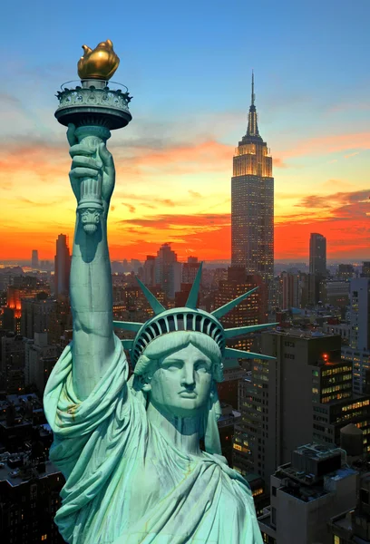Estatua de la Libertad y horizonte de la ciudad de Nueva York —  Fotos de Stock