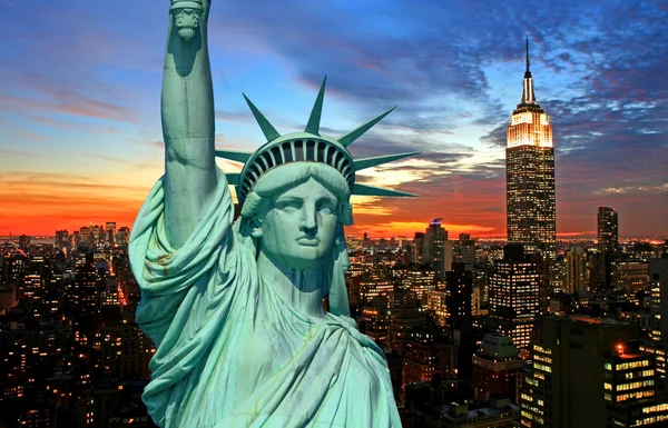 Το άγαλμα της ελευθερίας και την πόλη της Νέας Υόρκης στον ορίζοντα — Φωτογραφία Αρχείου