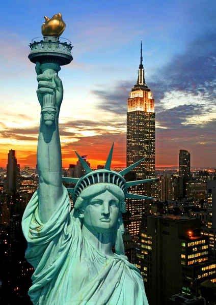 La Statua della Libertà e lo skyline di New York — Foto Stock