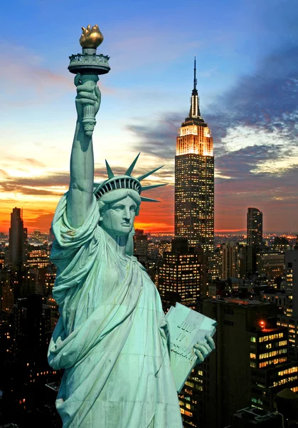 La Statua della Libertà e lo skyline di New York — Foto Stock