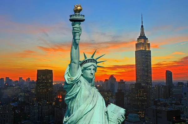 A Estátua da Liberdade e o horizonte de Nova Iorque — Fotografia de Stock