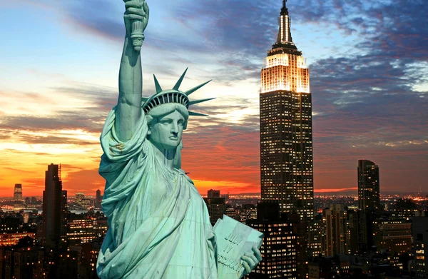 Estatua de la Libertad y horizonte de la ciudad de Nueva York — Foto de Stock