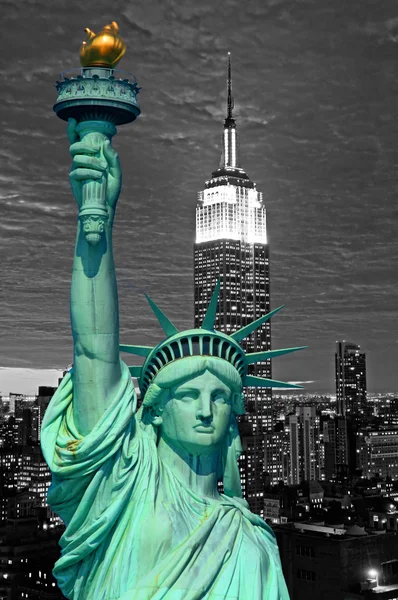 Το άγαλμα της ελευθερίας και την πόλη της Νέας Υόρκης στον ορίζοντα — Φωτογραφία Αρχείου