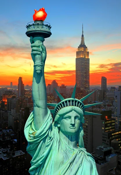 Die Freiheitsstatue und die Skyline von New York — Stockfoto