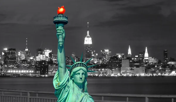 Szabadság és a New York City skyline szobra — Stock Fotó