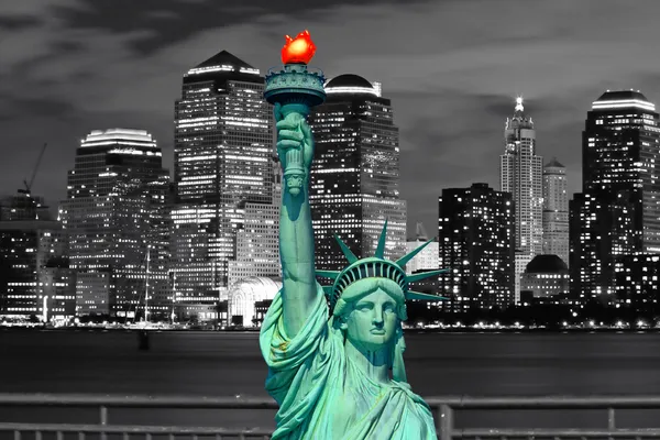 Statue of Liberty and New York City skyline — Stock Photo, Image