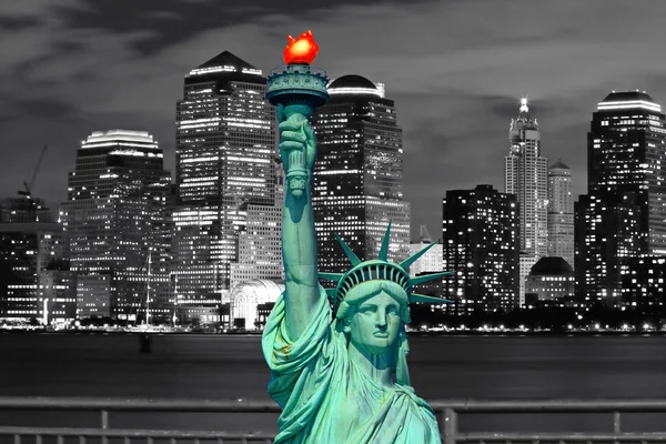 özgürlük ve new york şehir silüeti heykeli