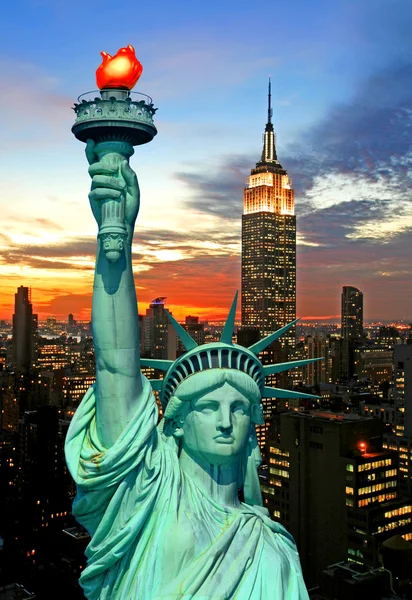 Estatua de la Libertad y horizonte de la ciudad de Nueva York — Foto de Stock