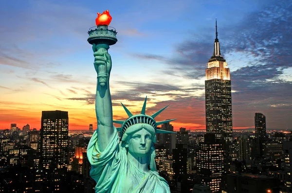 Özgürlük ve new york şehir silüeti heykeli — Stok fotoğraf