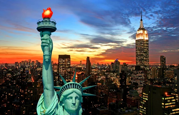 A Estátua da Liberdade e o horizonte de Nova York — Fotografia de Stock