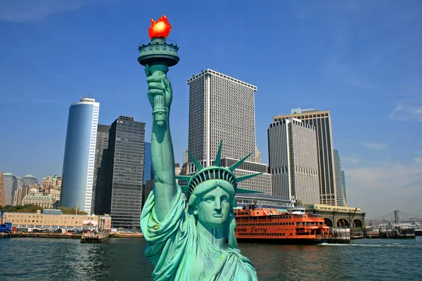 Estatua de la Libertad y horizonte de Nueva York — Foto de Stock