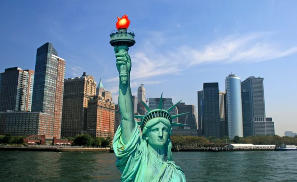 Estatua de la Libertad y horizonte de Nueva York — Foto de Stock