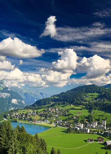 Un suizo pequeño pueblo cerca del montaña titlis — Stockfoto