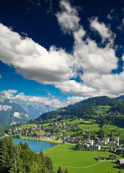 En liten schweizisk by nära berget titlis — Stockfoto