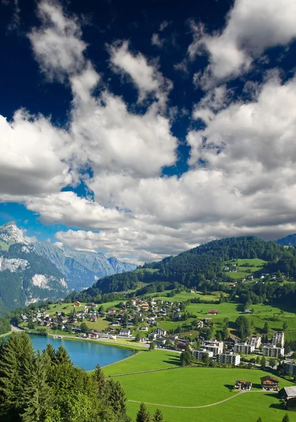 En liten schweizisk by nära berget titlis — Stockfoto