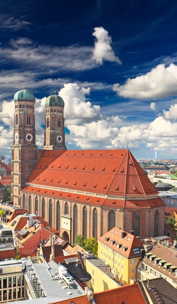 Die berühmte frauenkirche in münchen — Stockfoto