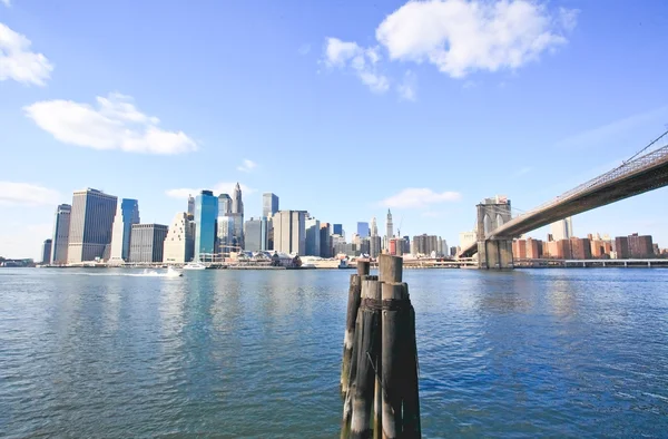 Il centro di Manhattan e il ponte di Brooklyn — Foto Stock