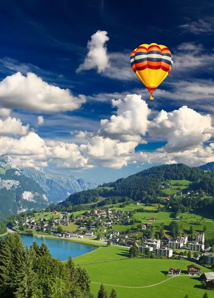 Un piccolo villaggio svizzero vicino alla montagna Titlis — Foto Stock