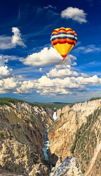 De lagere watervallen in de yellowstone — Stockfoto